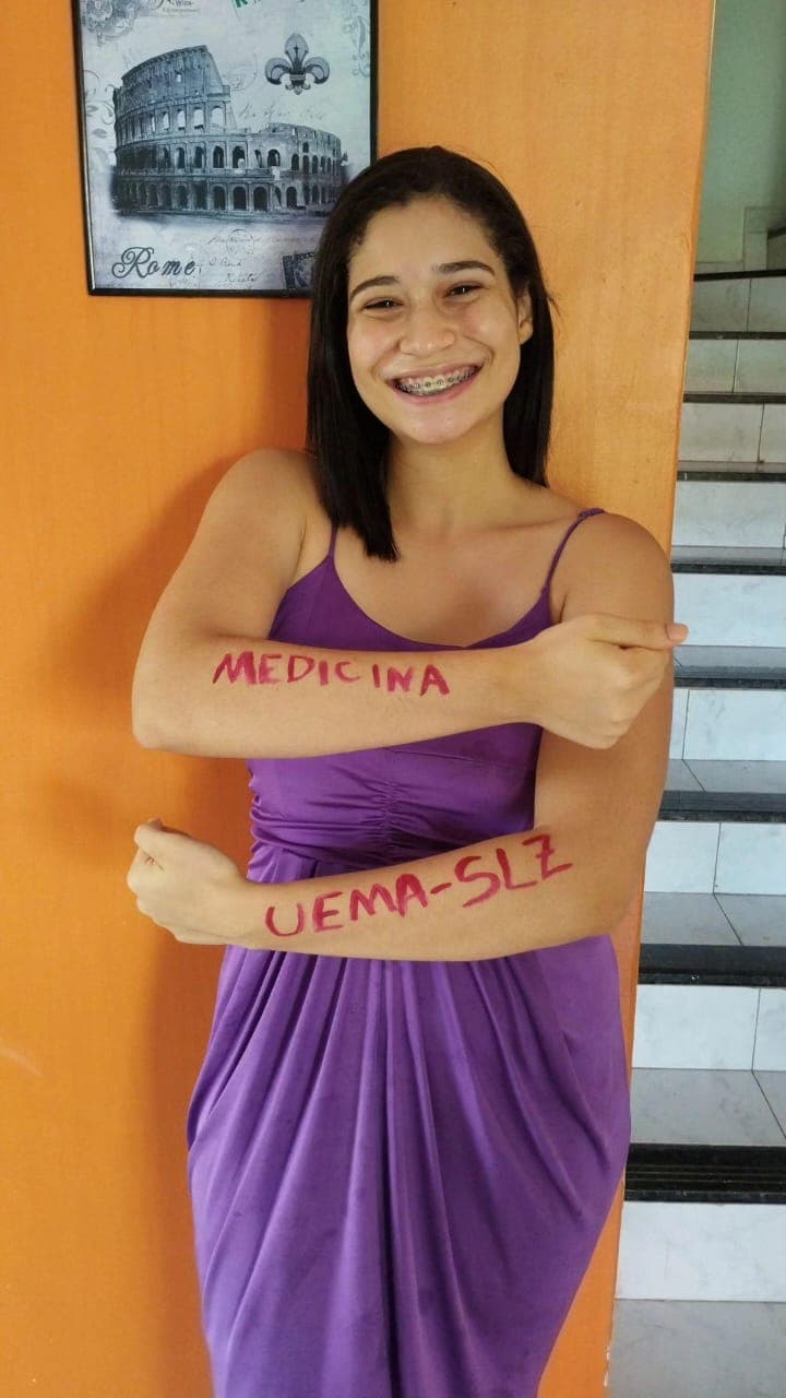 Aprovada do Hospital Questiona com pintura corporal 'MEDICINA UEMA-SLZ'