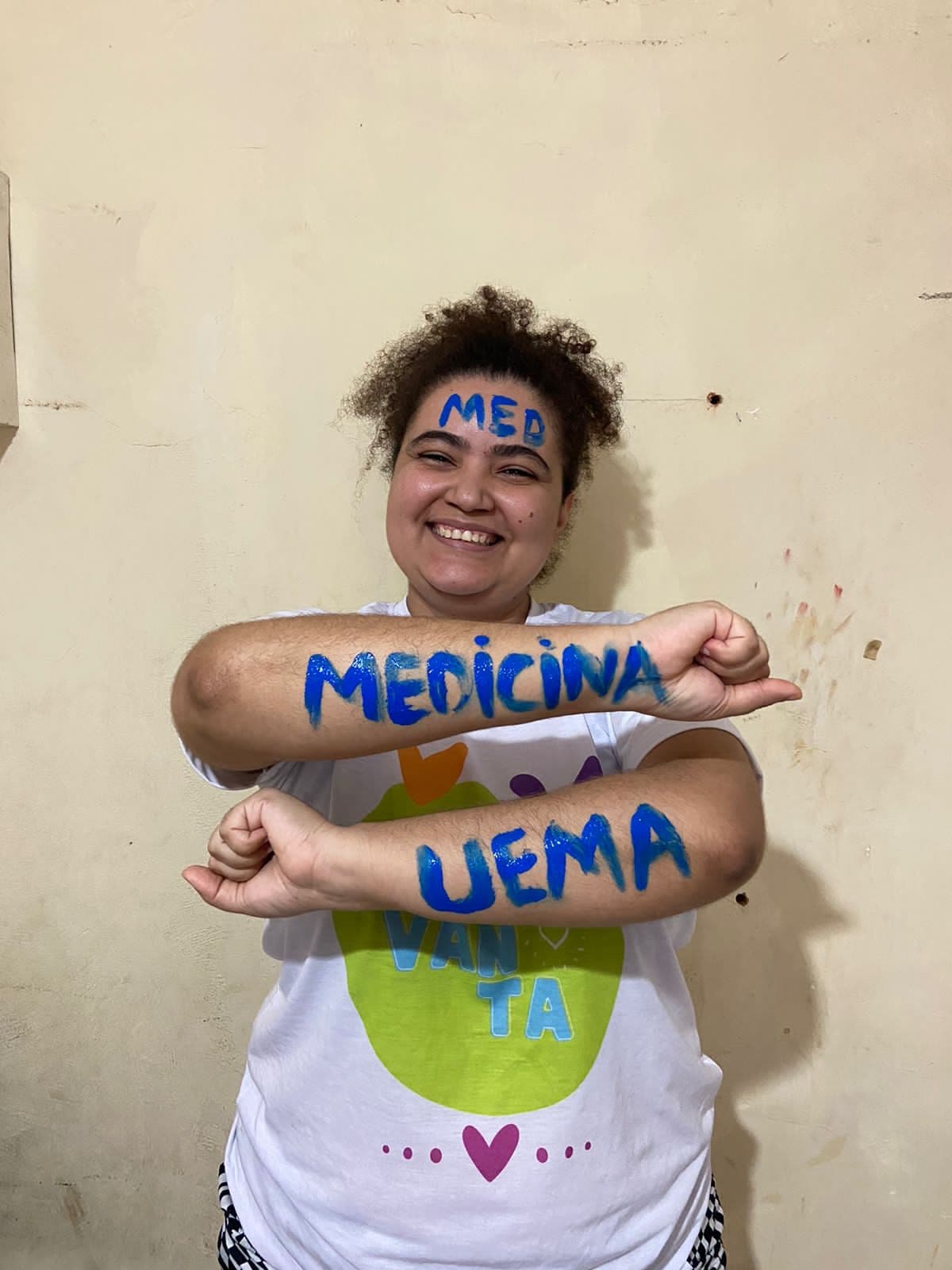 Aprovada do Hospital Questiona com pintura corporal 'MEDICINA UEMA'